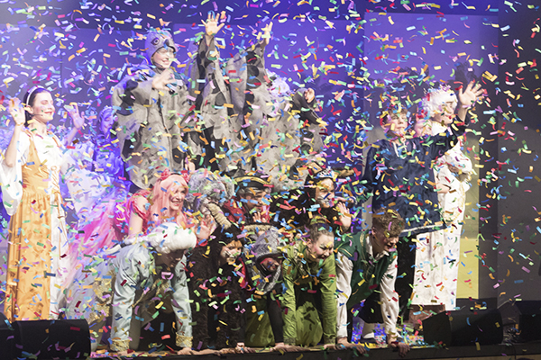 Kinder und Jugendliche des Theater Spectaculum04 auf der Bühne mit Konfetti