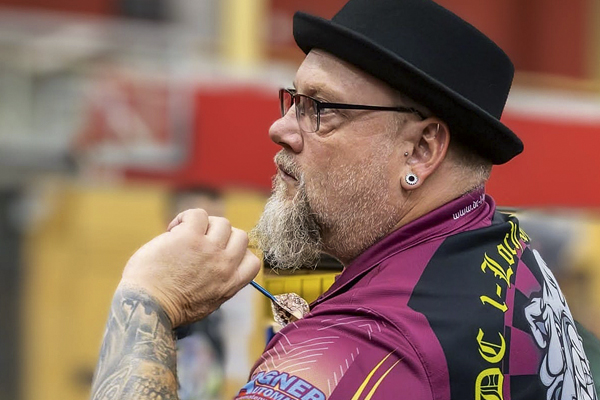 DC 1-Loch Syndrom, Dartspieler beim Wurf