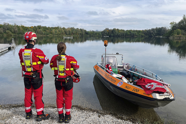 Zwei Mitglieder der Wasserwacht Weißenhorn stehen am See